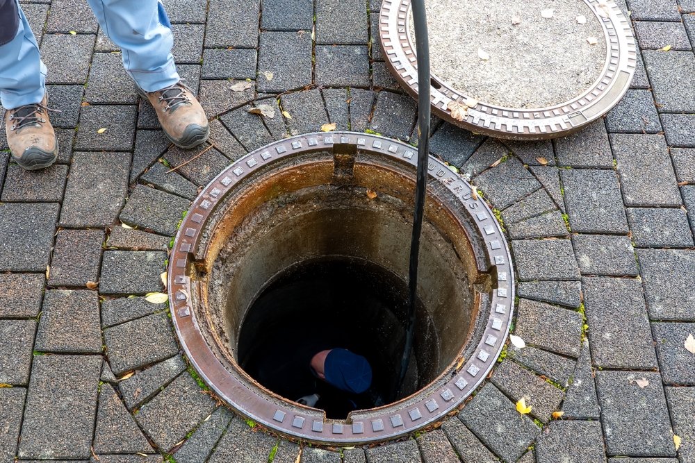 blocked,pipe.,sewer,inspection,with,camera.,sewer,cleaning,company,worker