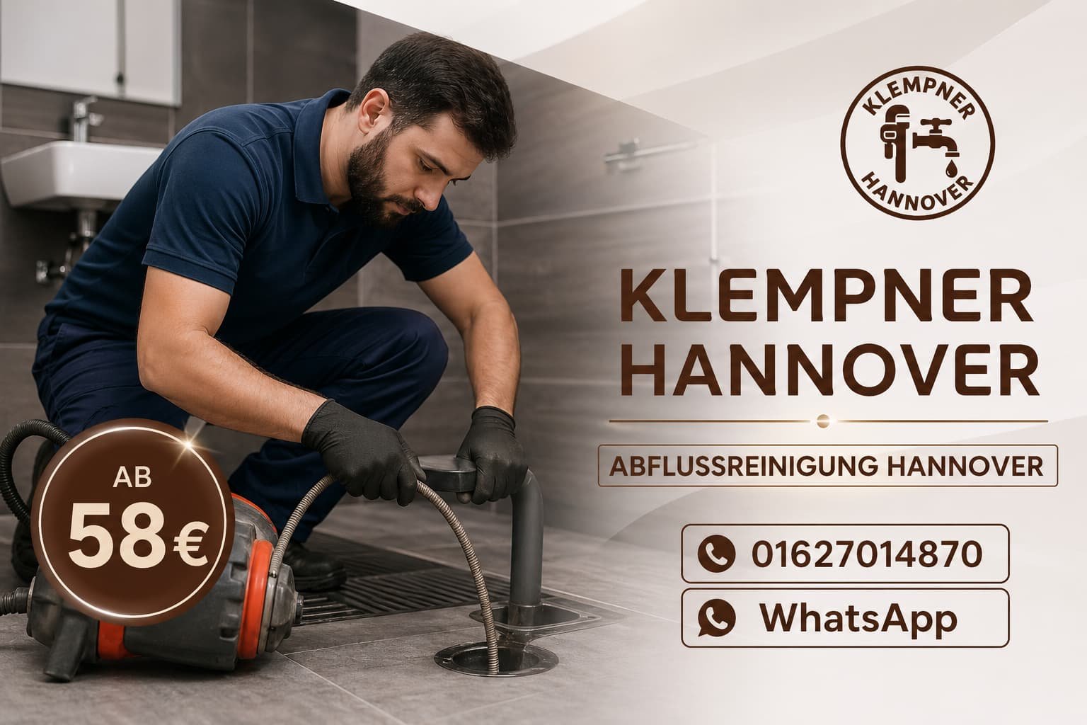 Professioneller Klempner bei der Rohrreinigung im modernen Badezimmer in Hannover mit Kontakt- und Preisangabe.