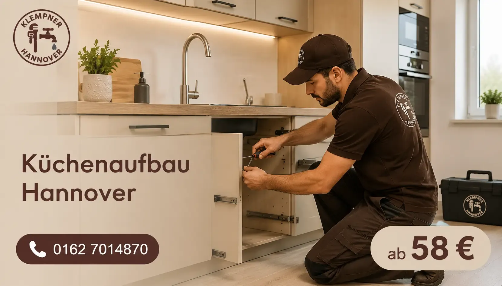 Monteur bei der Küchenmontage unter der Spüle.