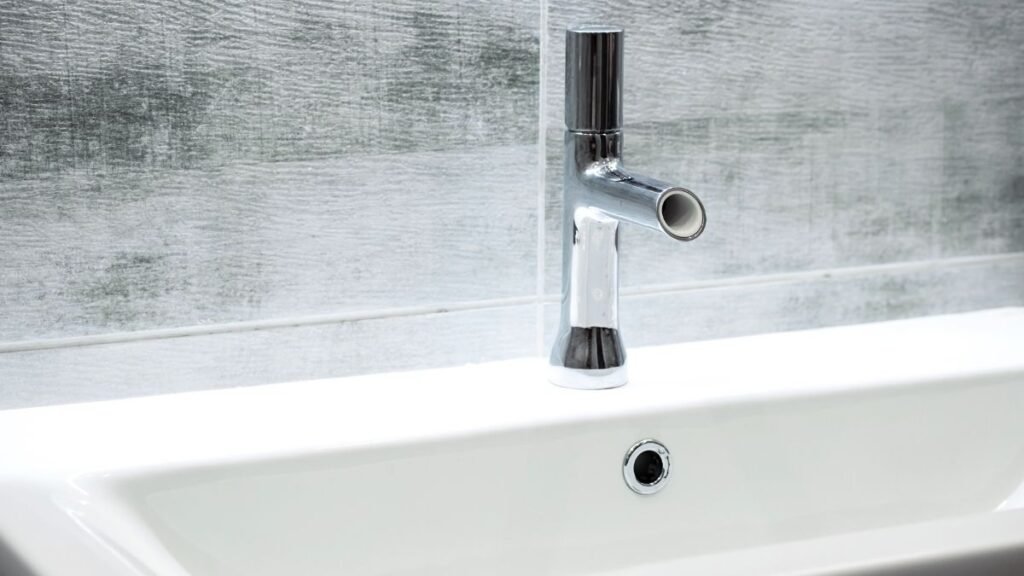 wann es sinnvoll ist, einen fachmann für den spüleeinbau zu beauftragen