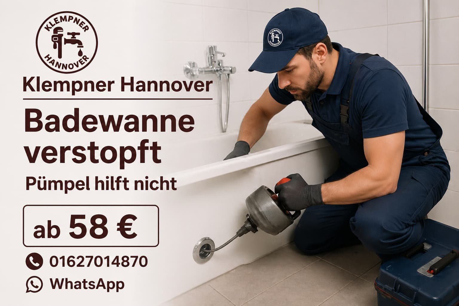 Sanitärtechniker behebt verstopfte Badewanne in modernem Badezimmer mit Werkzeugen und Servicekontakt.