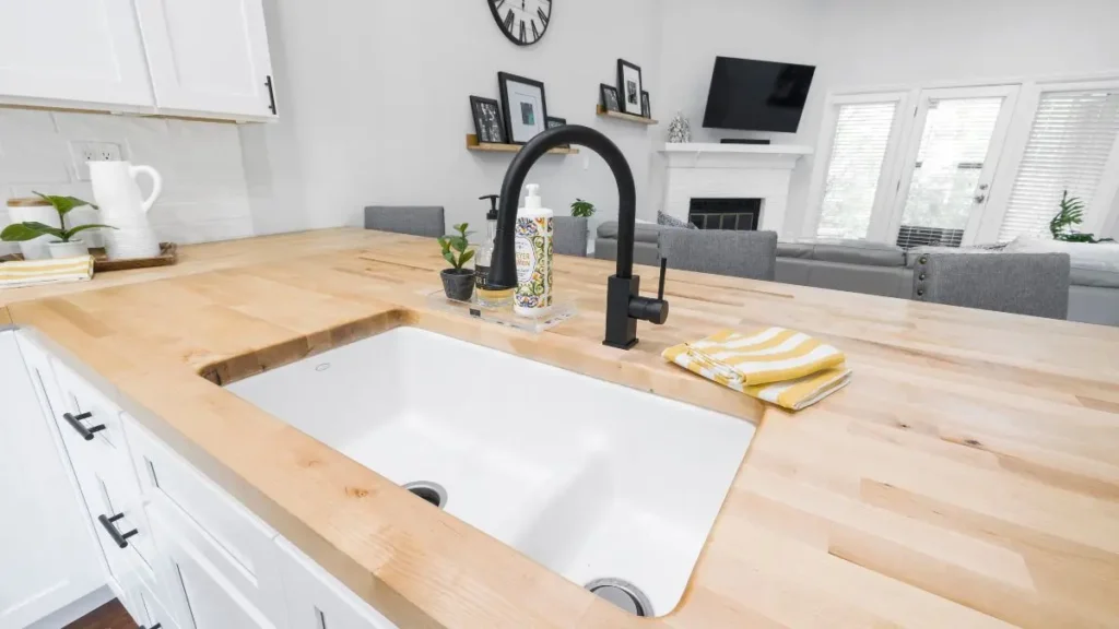 Warum der fachgerechte Einbau einer Spüle in der Arbeitsplatte unverzichtbar ist