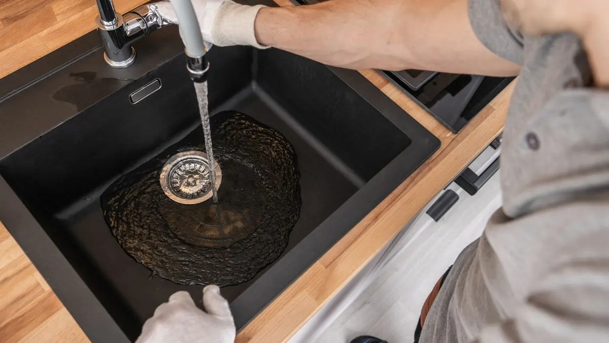 spüle einbauen klammern