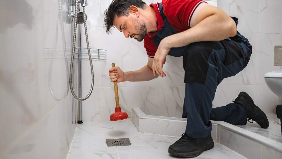 Technische Ausrüstung für die Reinigung einer Abwasserleitung