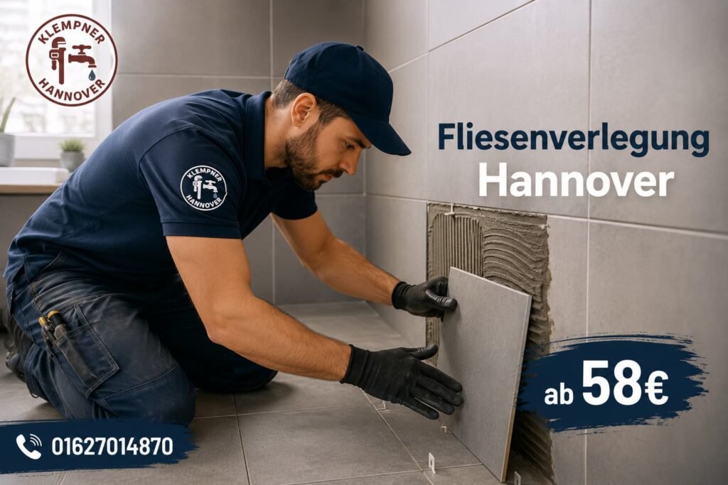 Professioneller Handwerker bei der Reparatur moderner Badezimmerfliesen in Hannover.